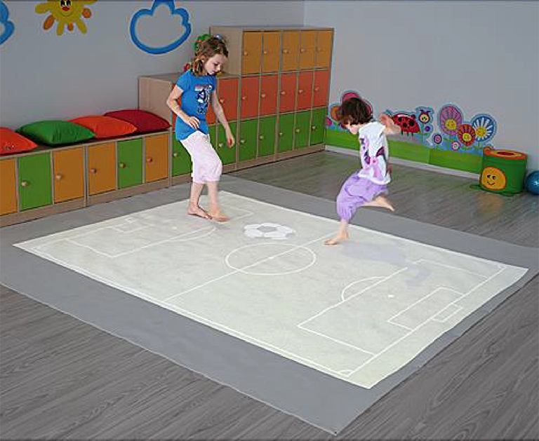 Dzieci na podłodze interaktywnej
