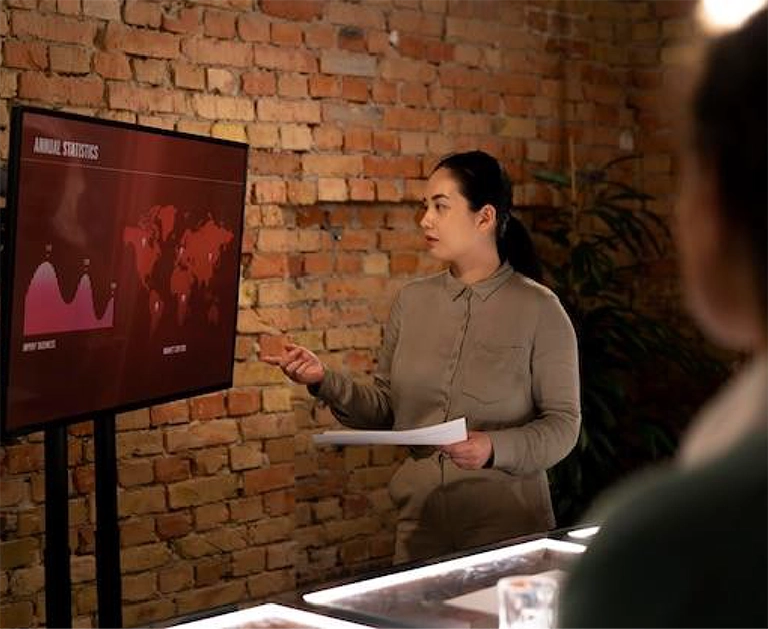 Kobieta przy tablicy interaktywnej